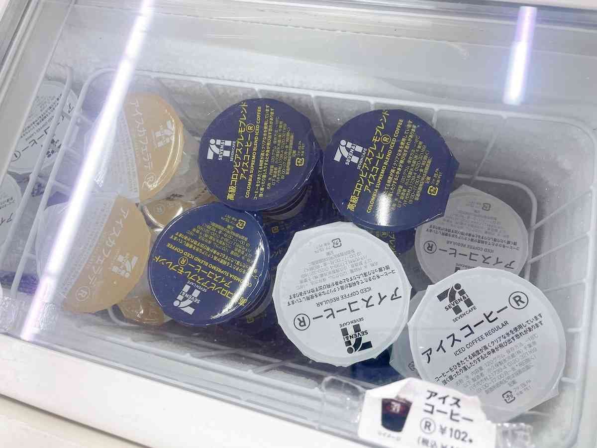 セブンイレブンのアイスコーヒーが冷凍ケースに入った画像